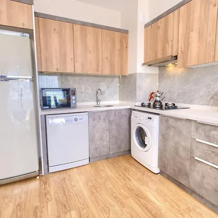 1207 By Newinn Apartment
