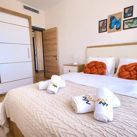 1207 By Newinn Apartment