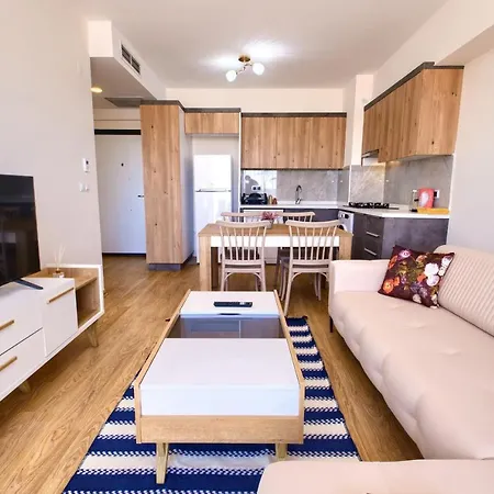 1207 By Newinn Apartment *