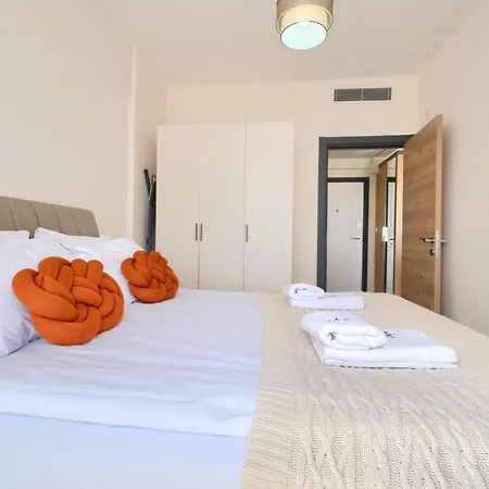 1207 By Newinn Apartment *